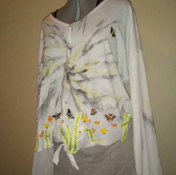 Plus Size Tie Dye Thermal, Plus Size Applique Bee Tie Dye Thermal Tie Blouse - Picture 15 of 16